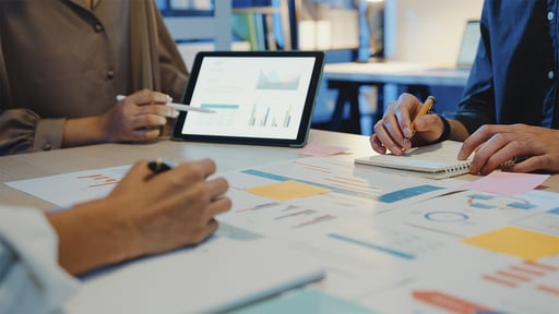 Manos-Escribiendo-Resultados-1