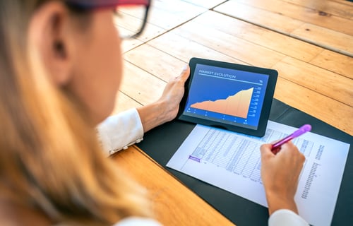 mujer realizando proceso digitalizado