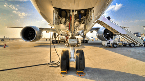 Vista del tren de aterrizaje de un avión moderno.